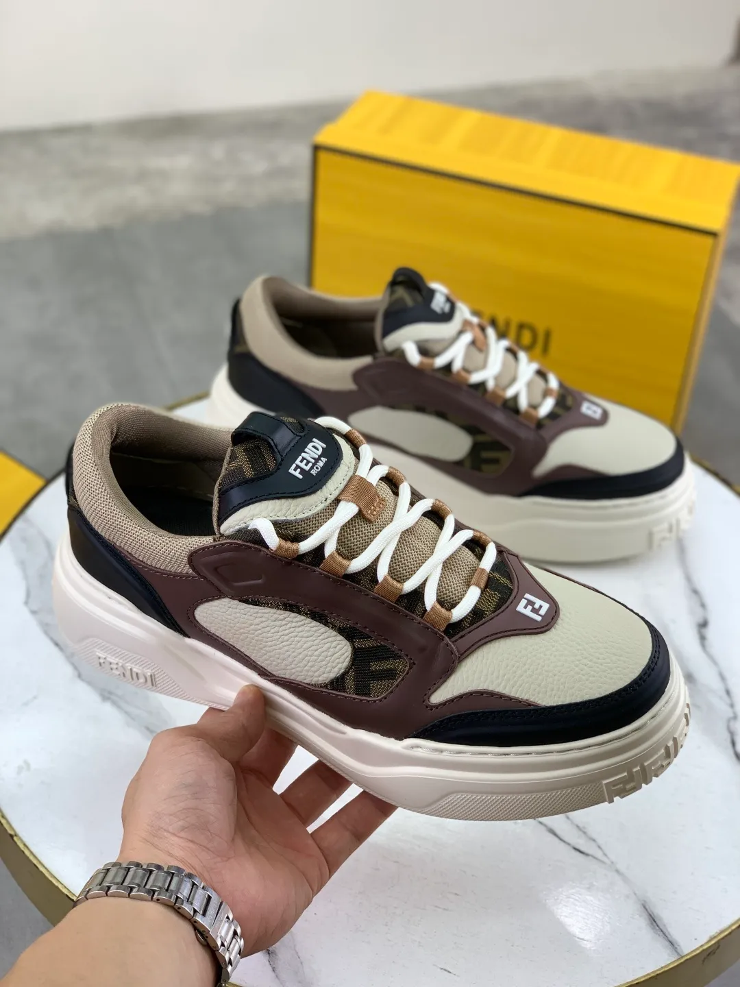 Men's men's shoes 💰P760 new style 💰💎💎💎 summer hot style [FENDI Fendi] top version 🆕New sneakers, wavy soles engraved with original words. Embossed Fendi Flow lettering on the heel. The upper is made of high-end calfskin and breathable materials. Original lining with tone-on-tone details decorated with innovative handcrafting techniques. Ultra-light and wear-resistant TPU and IP foam soles, overall lightweight and comfortable. Size:39-44 (38 45 can be customized)